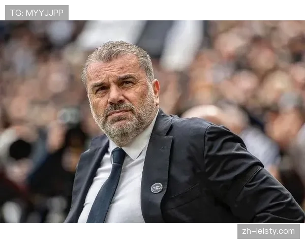 镜头捕捉：热刺主帅波斯特科格鲁在替补席怒摔战术板